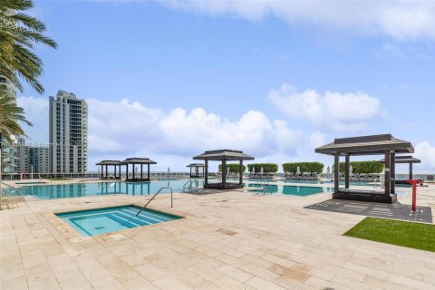 Condo in Hallandale Beach, Florida, 3 bedrooms  № 944282 - photo 28