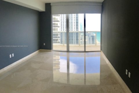 Condo in Hallandale Beach, Florida, 3 bedrooms  № 944282 - photo 16