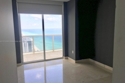 Condo in Hallandale Beach, Florida, 3 bedrooms  № 944282 - photo 11