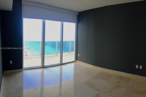 Condo in Hallandale Beach, Florida, 3 bedrooms  № 944282 - photo 15
