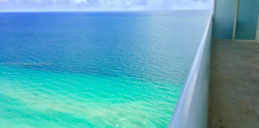 Condo in Hallandale Beach, Florida, 3 bedrooms  № 944282