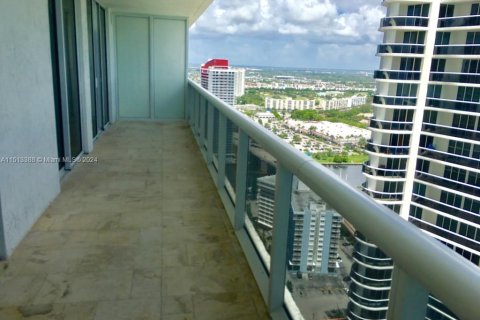 Condo in Hallandale Beach, Florida, 3 bedrooms  № 944282 - photo 2