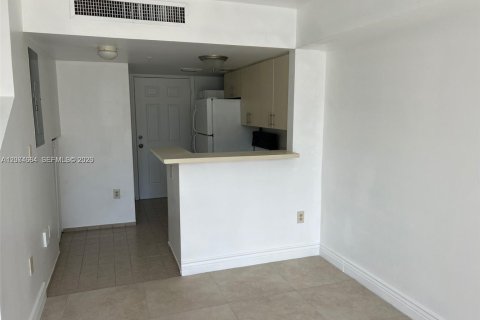 Condo in Miami, Florida, 1 bedroom № 2348778 - photo 5
