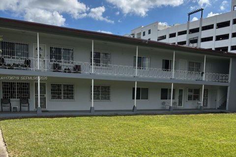 Condominio en Hialeah, Florida, 1 dormitorio  № 2046182