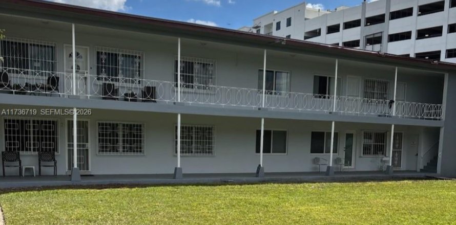 Condominio en Hialeah, Florida, 1 dormitorio № 2046182