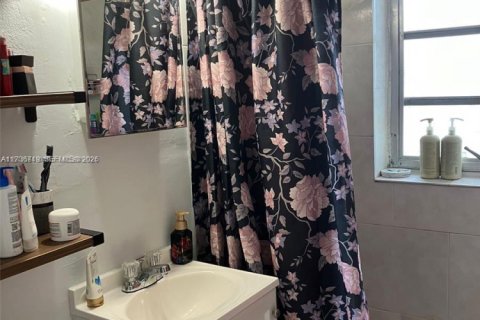 Condominio en venta en Hialeah, Florida, 1 dormitorio, 74.32 m2 № 2046182 - foto 9
