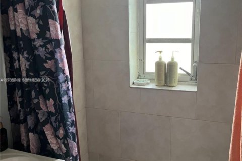 Condominio en venta en Hialeah, Florida, 1 dormitorio, 74.32 m2 № 2046182 - foto 11