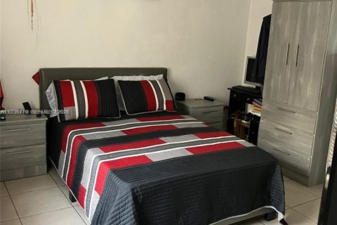 Condominio en venta en Hialeah, Florida, 1 dormitorio, 74.32 m2 № 2046182 - foto 12