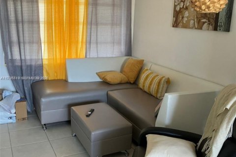 Condominio en venta en Hialeah, Florida, 1 dormitorio, 74.32 m2 № 2046182 - foto 4