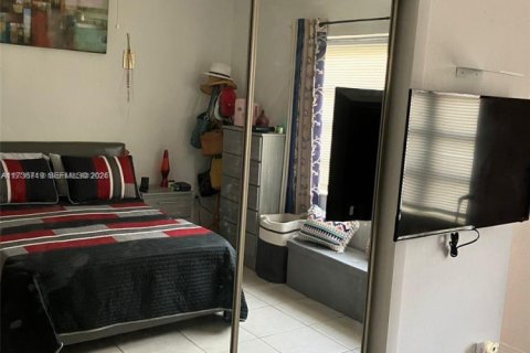 Condominio en venta en Hialeah, Florida, 1 dormitorio, 74.32 m2 № 2046182 - foto 2