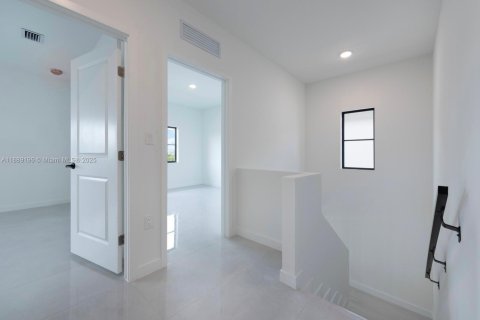 House in Florida City, Florida 5 bedrooms № 1941271 - photo 12