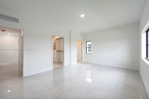 House in Florida City, Florida 5 bedrooms № 1941271 - photo 14