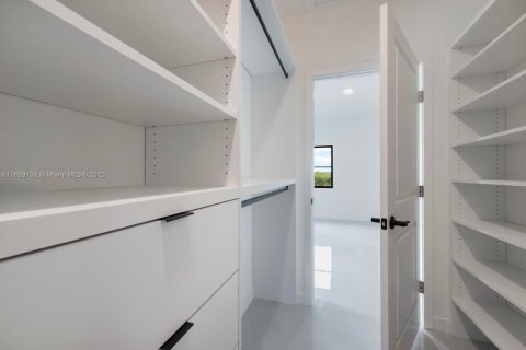 House in Florida City, Florida 5 bedrooms № 1941271 - photo 16
