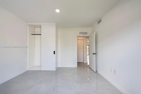 House in Florida City, Florida 5 bedrooms № 1941271 - photo 9