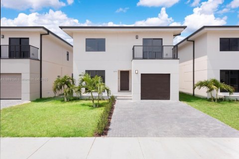 House in Florida City, Florida 5 bedrooms № 1941271 - photo 1