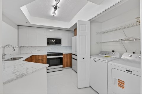 Condo in Fort Lauderdale, Florida, 2 bedrooms  № 2069606 - photo 9