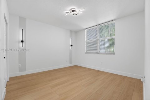 Condo in Fort Lauderdale, Florida, 2 bedrooms  № 2069606 - photo 18