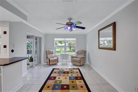 House in Palm Harbor, Florida 3 bedrooms, 144.56 sq.m. № 2149309 - photo 15
