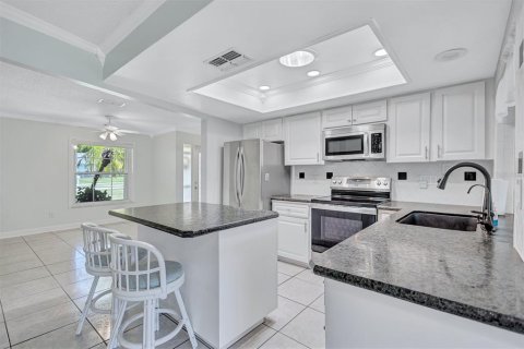 House in Palm Harbor, Florida 3 bedrooms, 144.56 sq.m. № 2149309 - photo 8