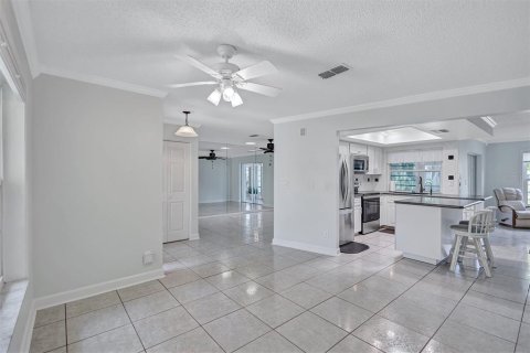 House in Palm Harbor, Florida 3 bedrooms, 144.56 sq.m. № 2149309 - photo 10