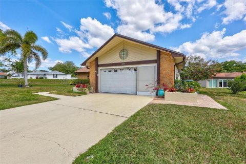 House in Palm Harbor, Florida 3 bedrooms, 144.56 sq.m. № 2149309 - photo 3