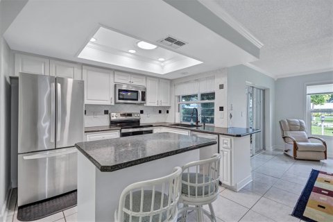 House in Palm Harbor, Florida 3 bedrooms, 144.56 sq.m. № 2149309 - photo 6