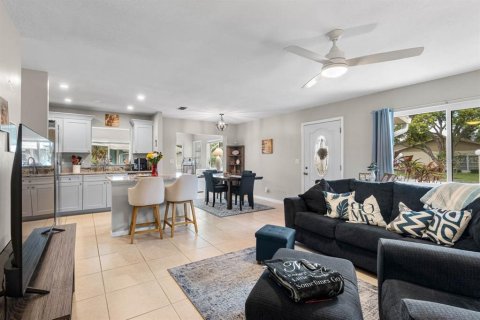 Condo in Sun City Center, Florida, 2 bedrooms № 2226900 - photo 5