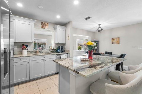 Condo in Sun City Center, Florida, 2 bedrooms № 2226900 - photo 9
