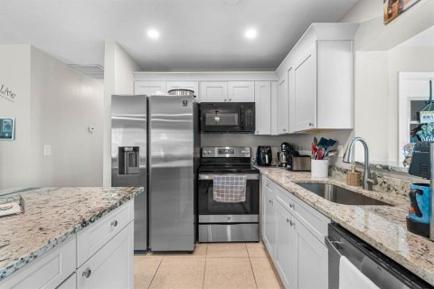 Condo in Sun City Center, Florida, 2 bedrooms № 2226900 - photo 8