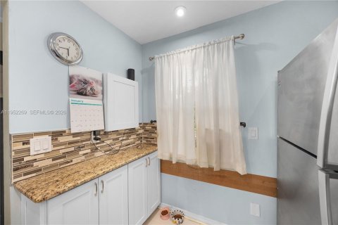 Condo in Naples, Florida, 1 bedroom  № 2010368 - photo 9