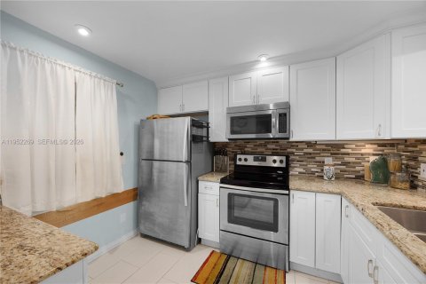 Condo in Naples, Florida, 1 bedroom  № 2010368 - photo 7