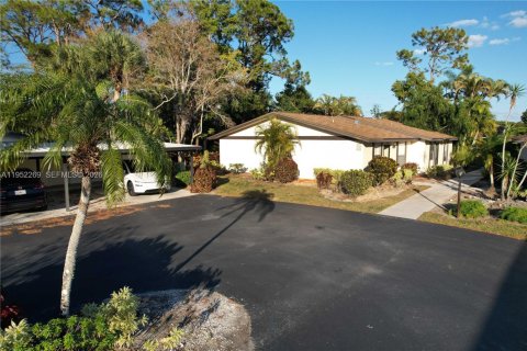 Condo in Naples, Florida, 1 bedroom  № 2010368 - photo 2