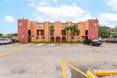 Copropriété à vendre à Hialeah, Floride: 2 chambres, 98.66 m2 № 1970379 - photo 1