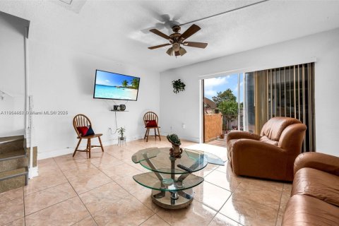 Copropriété à vendre à Hialeah, Floride: 2 chambres, 98.66 m2 № 1970379 - photo 2