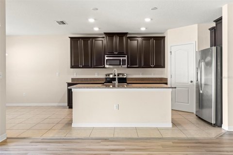 House in Brandon, Florida 4 bedrooms, 199.37 sq.m. № 2410562 - photo 11