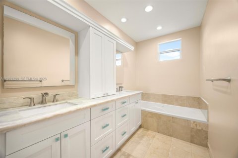Condo in Pompano Beach, Florida, 3 bedrooms  № 2080999 - photo 13