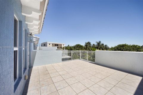 Condo in Pompano Beach, Florida, 3 bedrooms  № 2080999 - photo 23