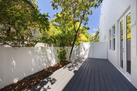 Condo in Pompano Beach, Florida, 3 bedrooms  № 2080999 - photo 8