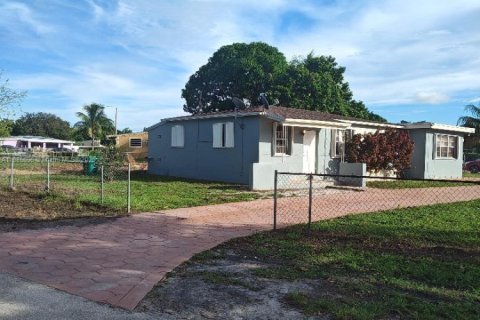 House in Miami, Florida 3 bedrooms, 123 sq.m. № 1932488 - photo 2