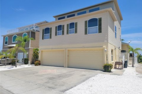 House in Apollo Beach, Florida 3 bedrooms, 208.57 sq.m. № 2227742 - photo 2