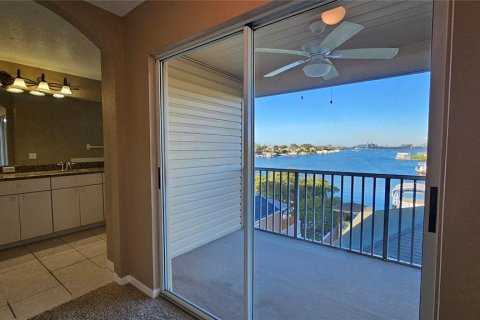 House in Apollo Beach, Florida 3 bedrooms, 208.57 sq.m. № 2227742 - photo 10