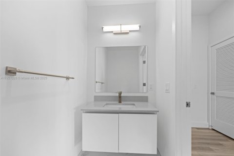 Condo in Hallandale Beach, Florida, 2 bedrooms  № 1974196 - photo 19