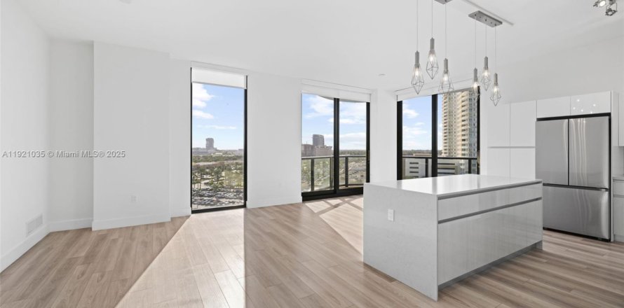 Condo in Hallandale Beach, Florida, 2 bedrooms  № 1974196