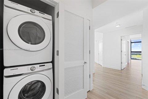 Condo in Hallandale Beach, Florida, 2 bedrooms  № 1974196 - photo 15