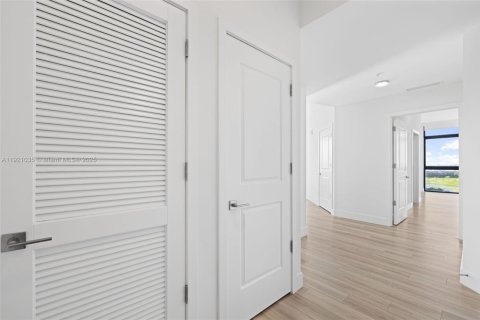 Condo in Hallandale Beach, Florida, 2 bedrooms  № 1974196 - photo 16