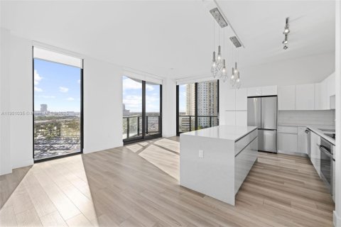 Condo in Hallandale Beach, Florida, 2 bedrooms  № 1974196 - photo 2