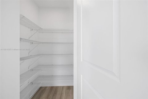 Condo in Hallandale Beach, Florida, 2 bedrooms  № 1974196 - photo 28