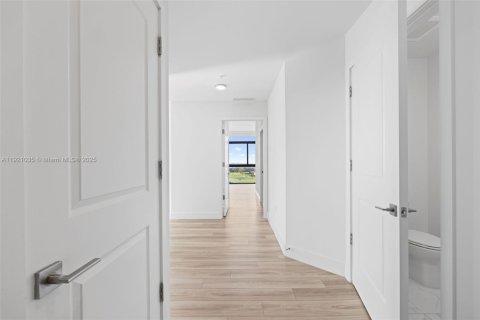 Condo in Hallandale Beach, Florida, 2 bedrooms  № 1974196 - photo 17