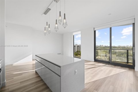 Condo in Hallandale Beach, Florida, 2 bedrooms  № 1974196 - photo 11