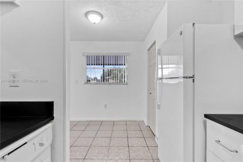 Apartamento en alquiler en Miami, Florida, 2 dormitorios, 76.64 m2 № 2026382 - foto 12